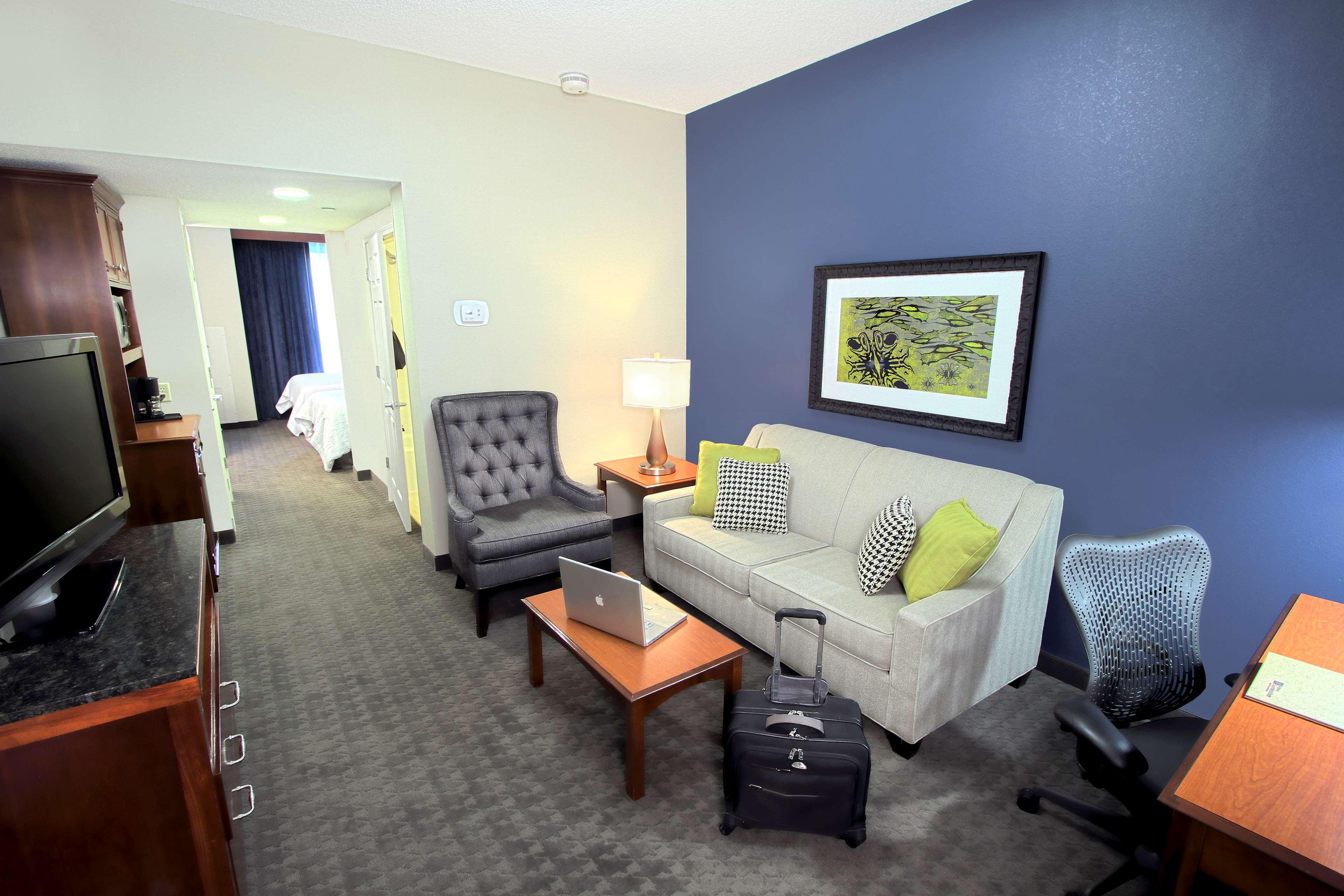 Hilton Garden Inn Westbury Bilik gambar