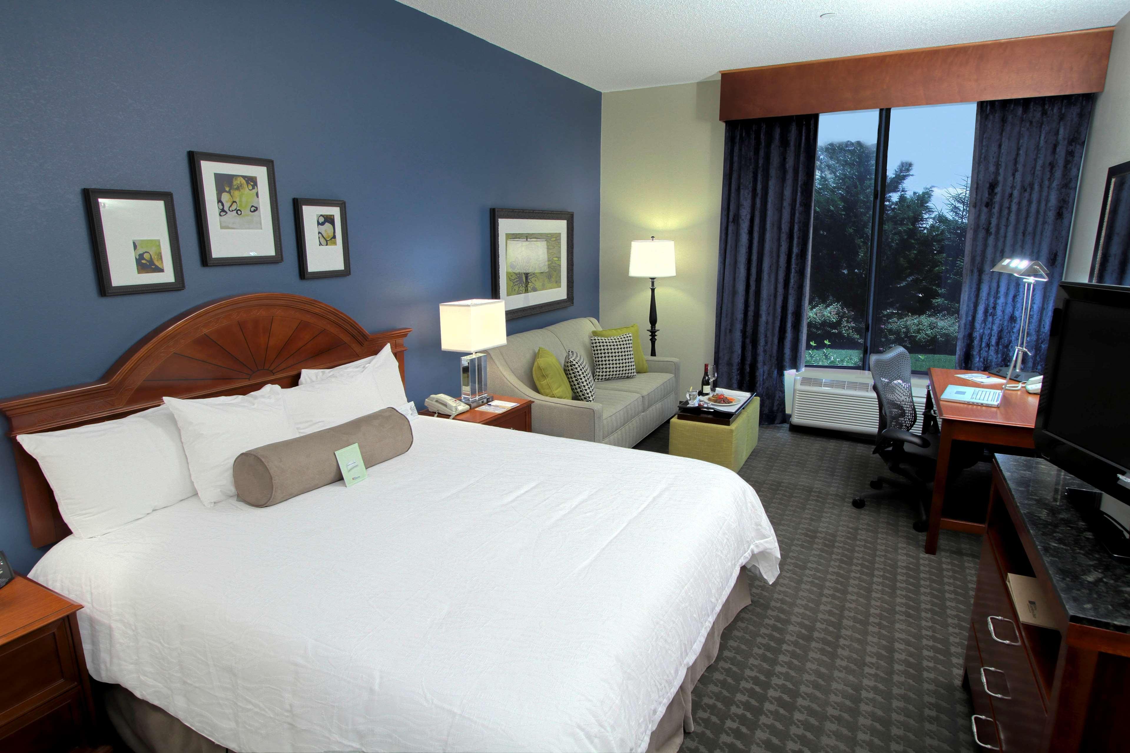 Hilton Garden Inn Westbury Bilik gambar