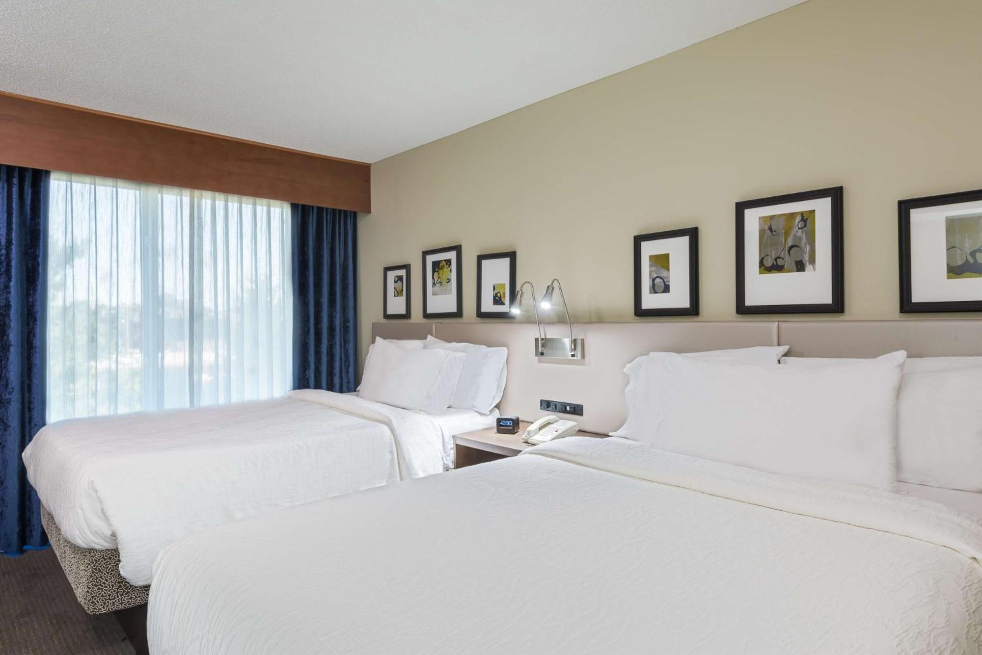 Hilton Garden Inn Westbury Luaran gambar